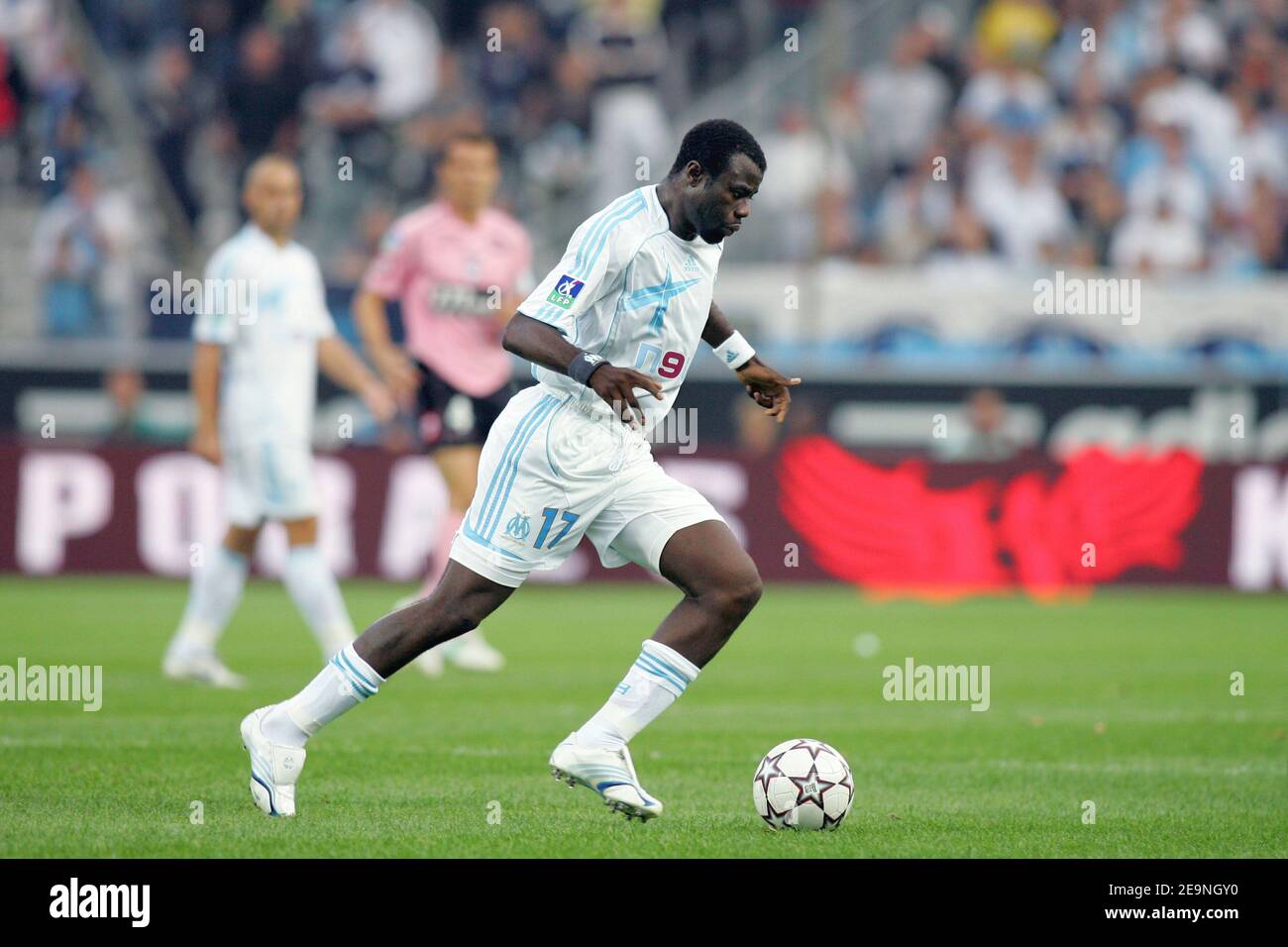 OM's Modeste M Bami in Aktion während seines Fußballspieles in der französischen Ligue 1, Olympique de Marseille gegen Toulouse Football Club am 1. Oktober 2006 im Stadion Velodrome in Marseille, Frankreich. Marselle gewann 3-0. Foto von Manuel Blondau/Cameleon/ABACAPRESS.COM Stockfoto