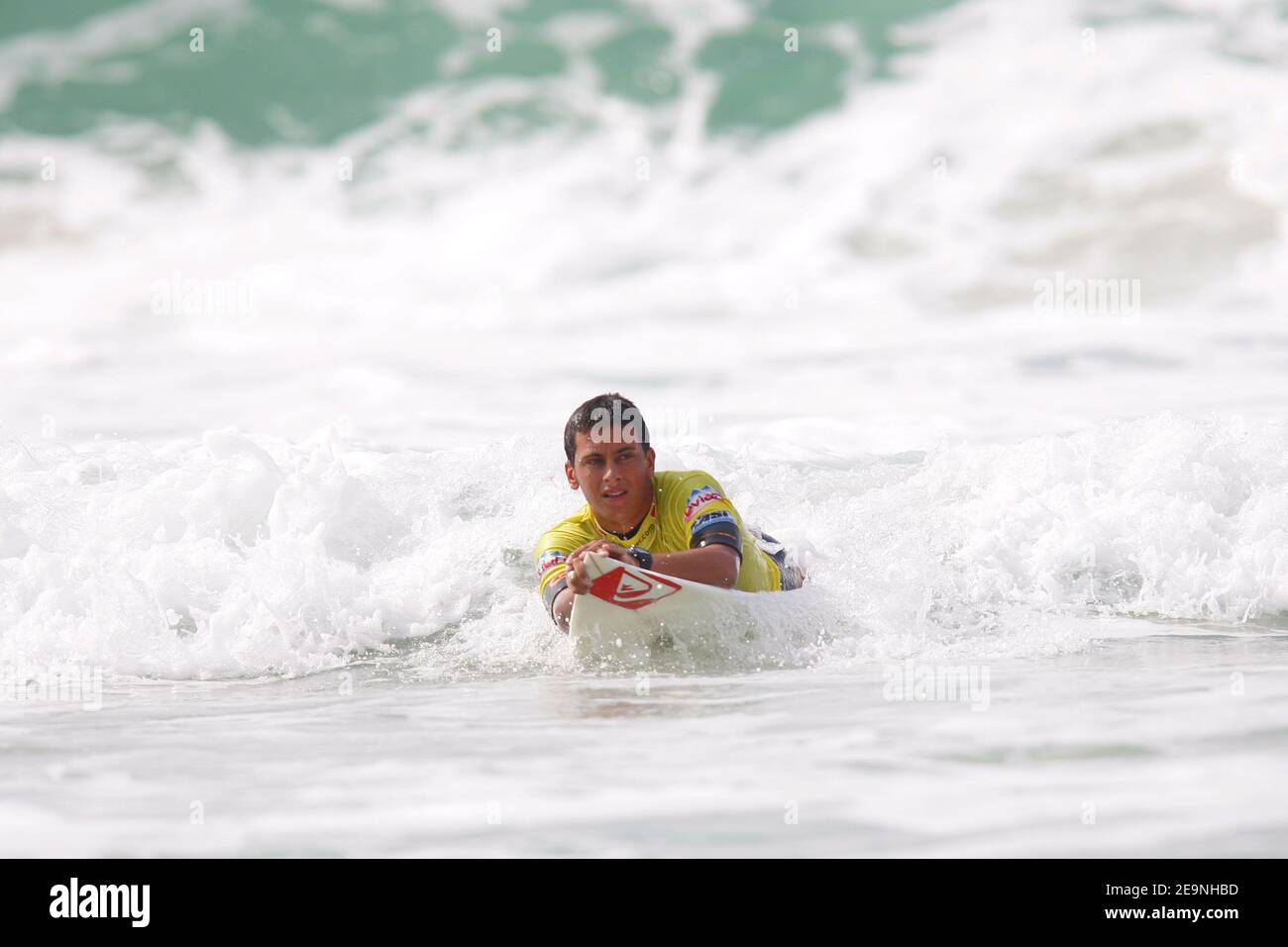 Der französische Jeremy Flores surft beim Quiksilver Pro France, das am 29. September 2006 an der ASP Men's World Champion Tour of Surfing in Hossegor an der Südwestküste Frankreichs teilnimmt. Foto von Manuel Blondau/Cameleon/ABACAPRESS.COM Stockfoto