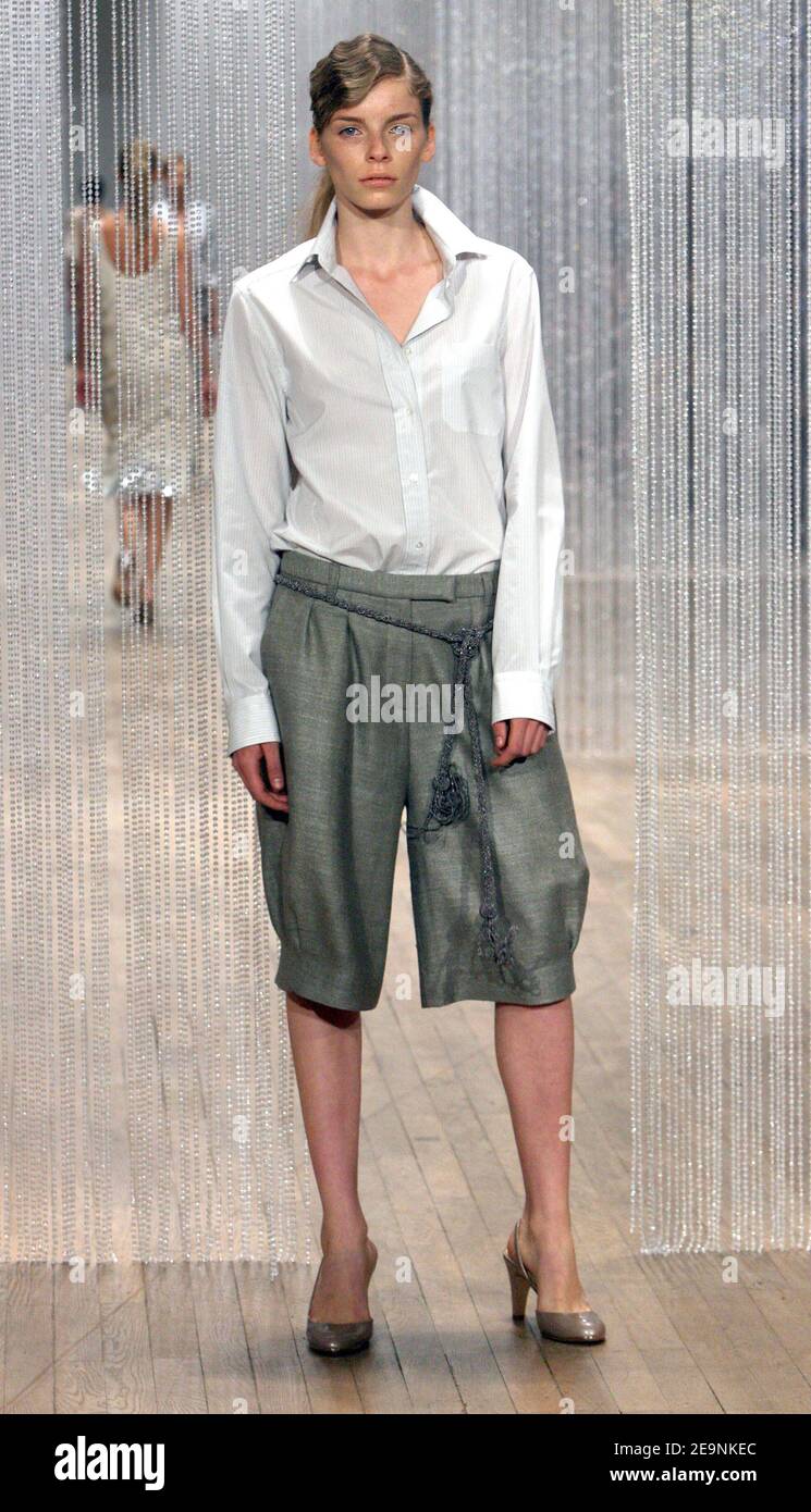 Ein Modell zeigt eine Kreation der belgischen Designerin Veronique