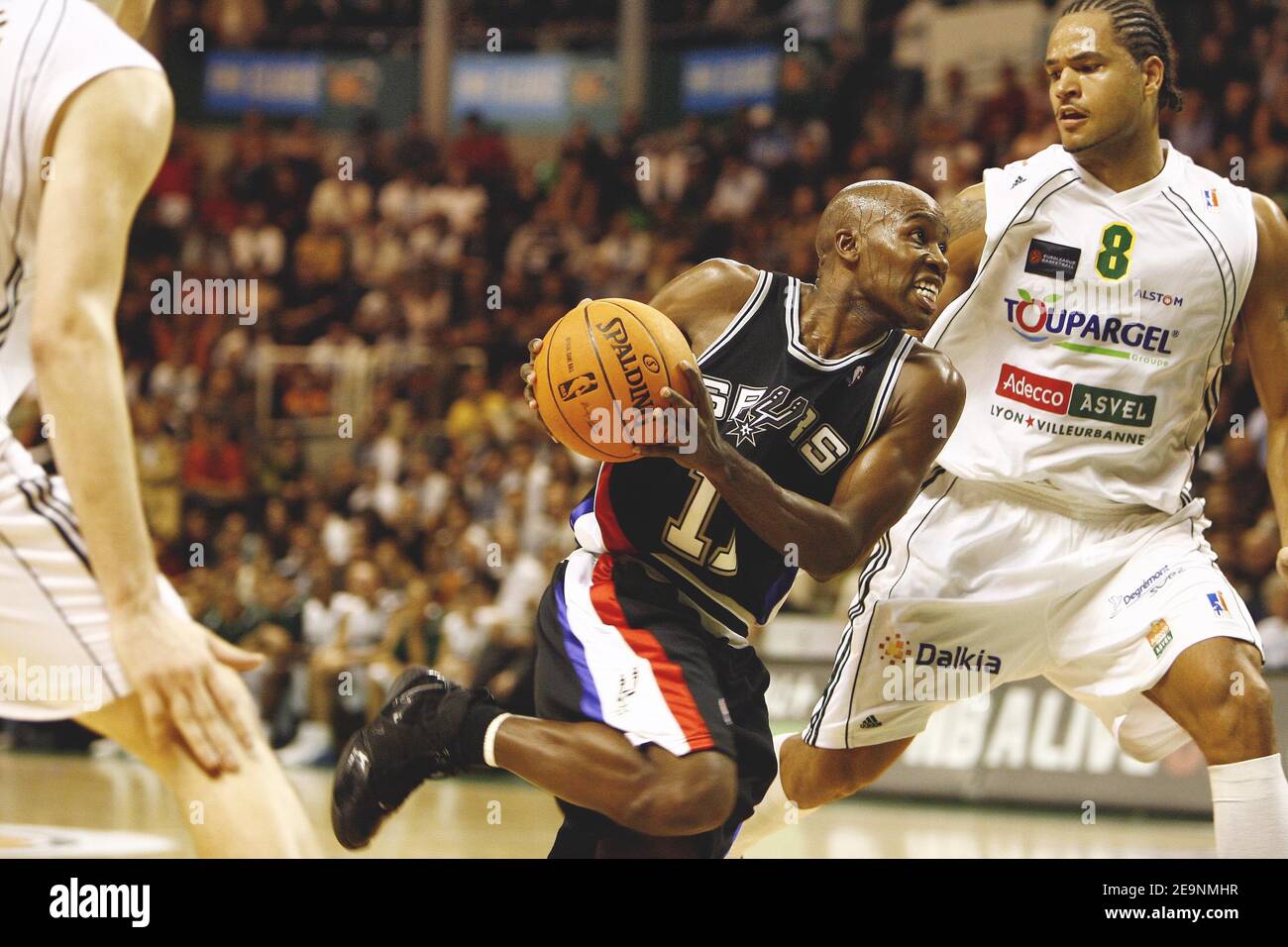 San Antonio Spurs' Spieler Jacque Vaughn versucht während der NBA Europe Live Tour, San Antonio Spurs gegen Asvel Lyon-Villeurbanne am 5. Oktober 2006 in Villeurbanne, Frankreich, in Richtung des Korbes zu fahren. Die Spurs gewannen 115-90. Foto von Christian Liewig/ABACAPRESS.COM Stockfoto