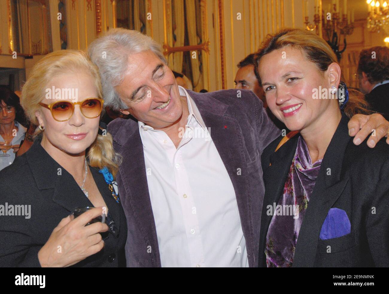 Die französische Sängerin Sylvie Vartan posiert mit dem Songschreiber und Produzenten Jean-Loup Dabadie und seiner Frau Veronique, nachdem sie am 5. Oktober 2006 von Kulturminister Renaud Donnedieu de Vabres in Paris zum Ritter des 'insignes d'Officier dans l'Ordre national du Mrite' ernannt wurde. Foto von Christophe Guibbaud/ABACAPRESS.COM Stockfoto