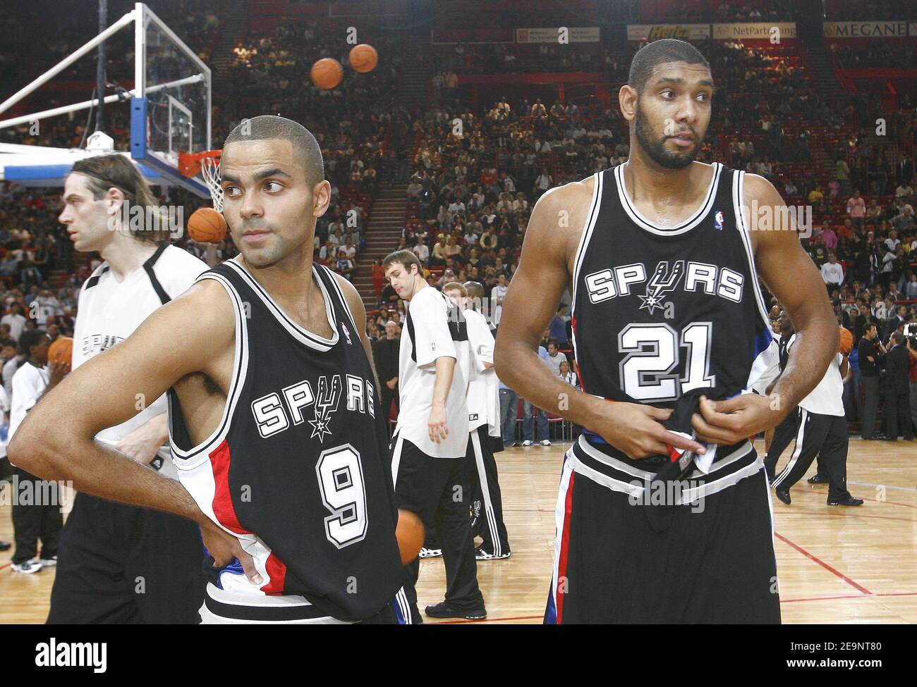 Tony Parker und Tim Ducan von San Antonio Spurs während eines Ausstellungsspiel im Bercy Stadium in Paris, Frankreich am 8. Oktober 2006. San Antonio Spurs ist in Paris als Teil der NBA Europe Live Tour, eine Werbeveranstaltung, die vier NBA-Teams, die Sonnen, die Philadelphia 76ers, die Los Angeles Clippers und die San Antonio Spurs nach Europa gebracht. Spurs gewann 97-84. Foto von Christian Liewig/ABACAPRESS.COM Stockfoto