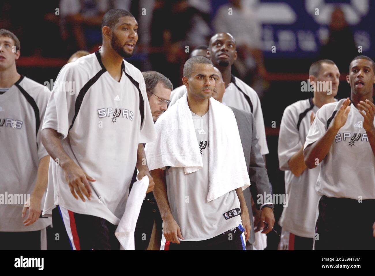 Tony Parker und Tim Ducan von San Antonio Spurs während eines Ausstellungsspiel im Bercy Stadium in Paris, Frankreich am 8. Oktober 2006. San Antonio Spurs ist in Paris als Teil der NBA Europe Live Tour, eine Werbeveranstaltung, die vier NBA-Teams, die Sonnen, die Philadelphia 76ers, die Los Angeles Clippers und die San Antonio Spurs nach Europa gebracht. Spurs gewann 97-84. Foto von Christian Liewig/ABACAPRESS.COM Stockfoto