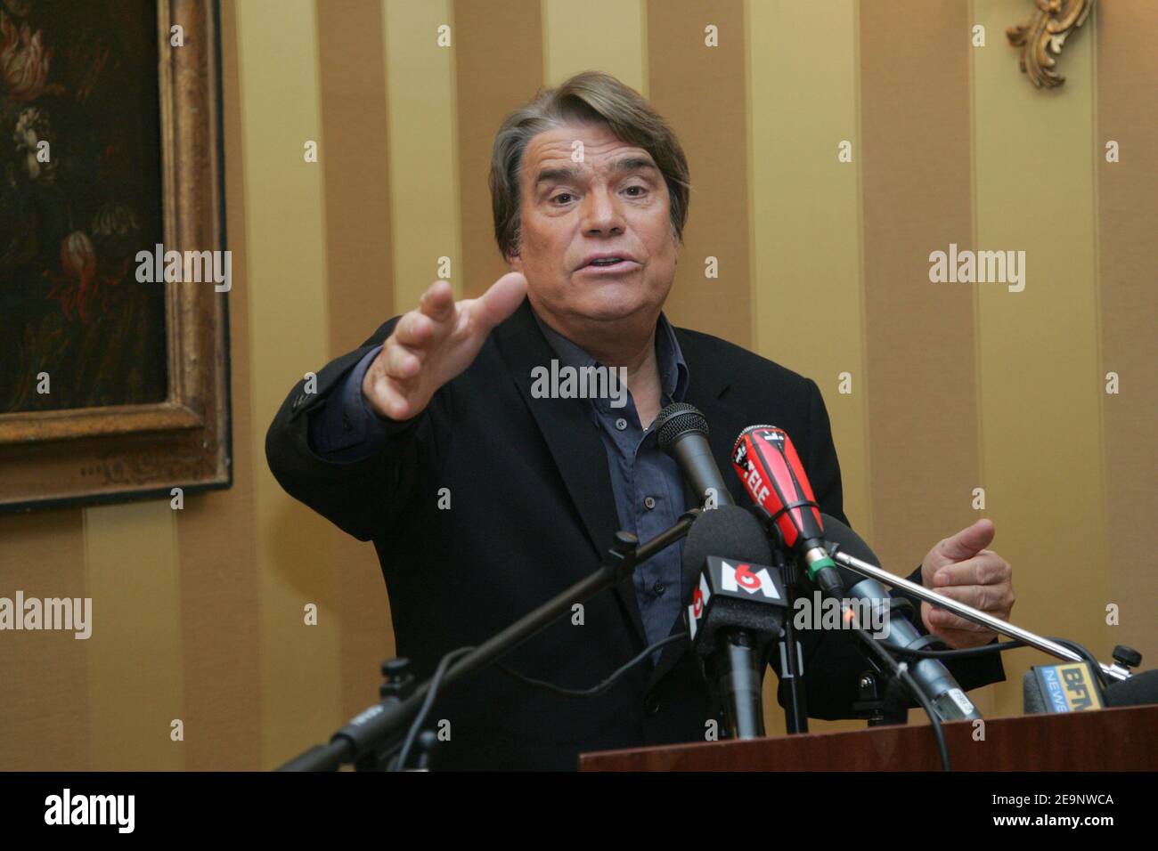 Der ehemalige Geschäftsmann Bernard Tapie hält am 10. Oktober 2006 eine Pressekonferenz im Royal Monceau Hotel in Paris, Frankreich. Gestern hat das französische Berufungsgericht eine Zuteilung in Höhe von 135 Millionen Euro (um $170M) an Tapie nach angeblichen Unregelmäßigkeiten beim Verkauf seines Adidas-Sportartikelimperiums an eine nationalisierte französische Bank abgelehnt. "Ich bin bereit zu kämpfen und werde den ganzen Weg zurück zum Gericht gehen", sagte Tapie den Medien. Foto von Mousse/ABACAPRESS.COM Stockfoto