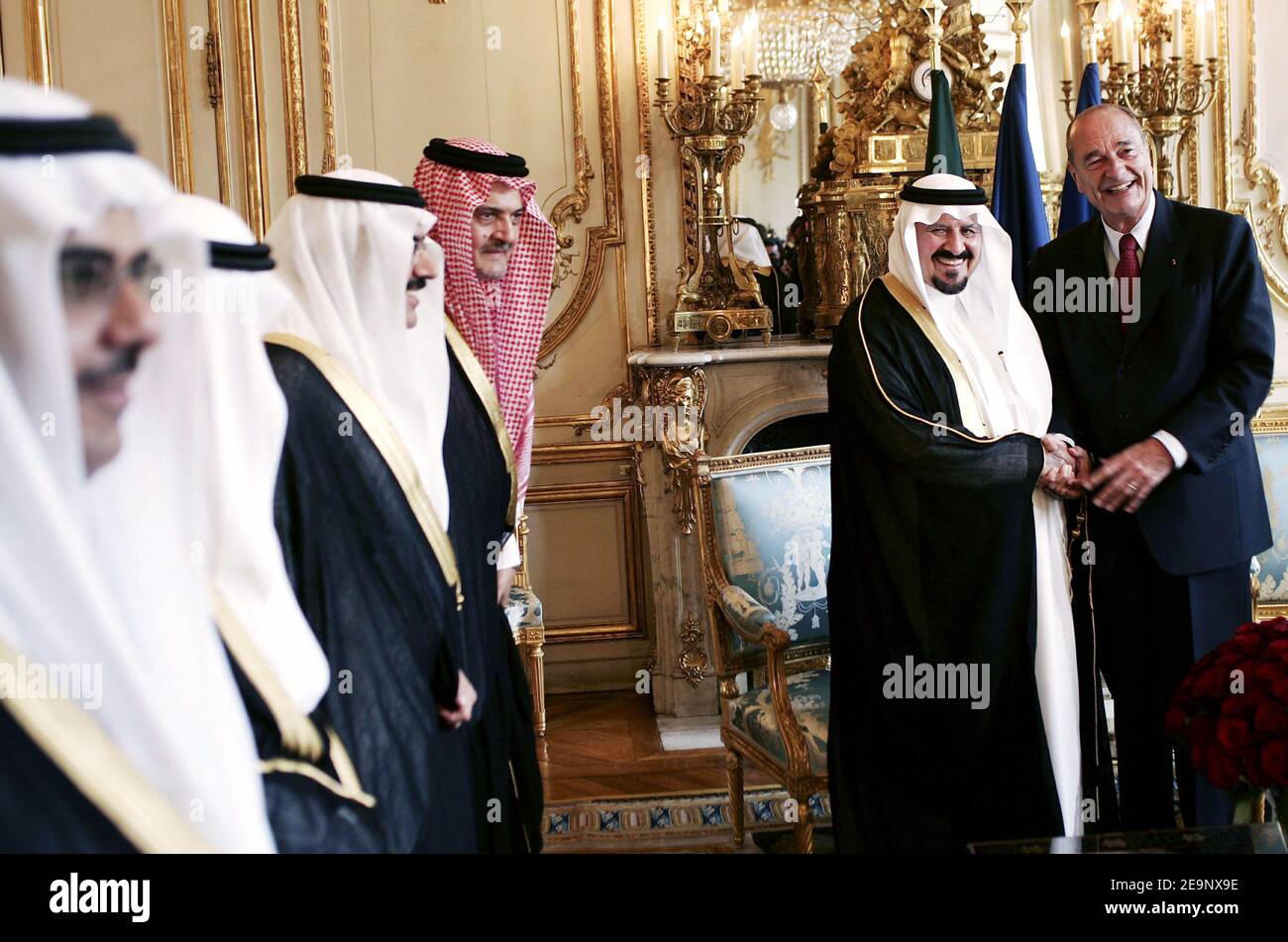 Der französische Präsident Jacques Chirac empfängt den saudischen Kronprinzen Sultan bin Abdulaziz Al Saud am 19. Juli 2006 im Elysée-Palast in Paris. Foto von Arnaud Brunet/POOL/ABACAPRESS.COM Stockfoto