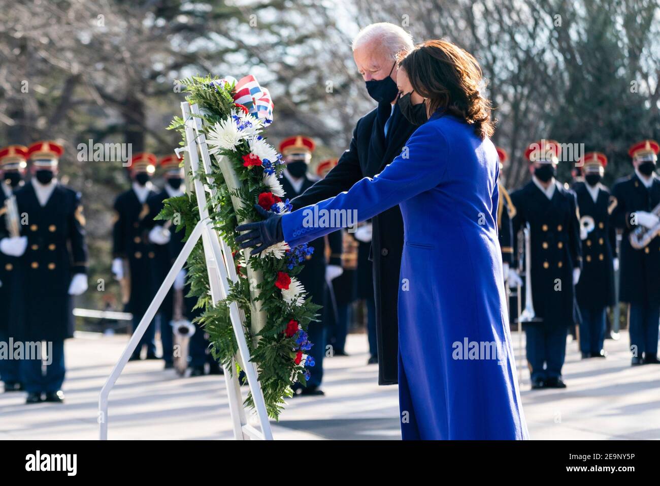 US-Präsident Joe Biden und Vizepräsident Kamala Harris legen einen Kranz am Grab des unbekannten Soldaten am Tag der Einweihung auf dem Arlington National Cemetery 20. Januar 2021 in Arlington, Virginia. Stockfoto