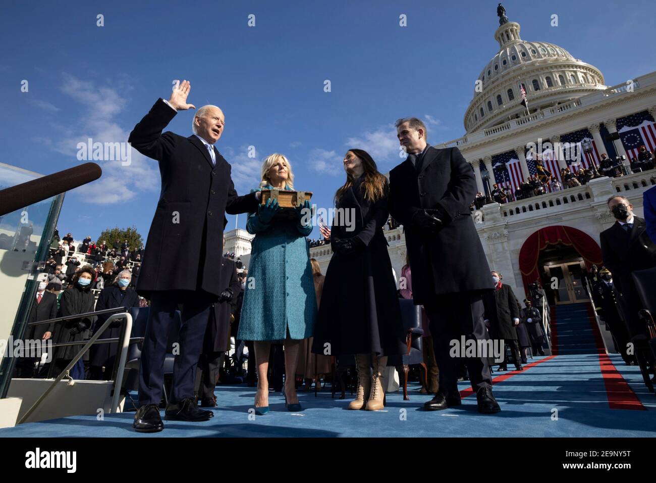 US-Präsident Joe Biden, zusammen mit First Lady Dr. Jill Biden, Ashley Biden und Hunter Biden, wird während der Präsidentenfeierlichkeiten 59th im US-Kapitolgebäude am 20. Januar 2021 in Washington, DC vom Obersten Gerichtshof John Roberts als Präsident der Vereinigten Staaten vereidigt. Stockfoto