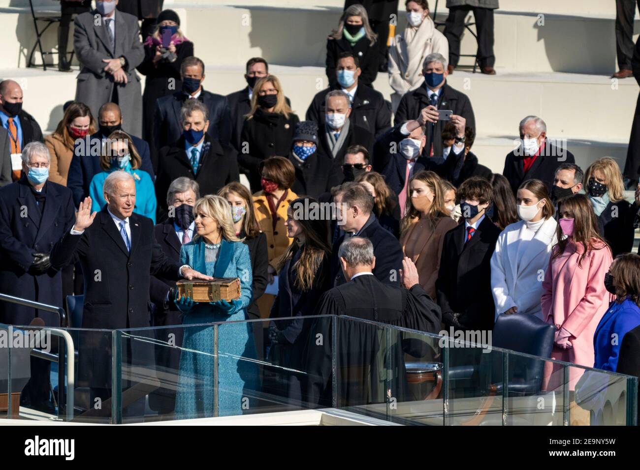 US-Präsident Joe Biden, zusammen mit First Lady Dr. Jill Biden, Ashley Biden, Hunter Biden und ihren Enkelkindern, wird von Oberster Richter John Roberts als Präsident der Vereinigten Staaten während der Eröffnungszeremonie des Präsidenten 59th im US-Kapitolgebäude am 20. Januar 2021 in Washington vereidigt. DC. Stockfoto