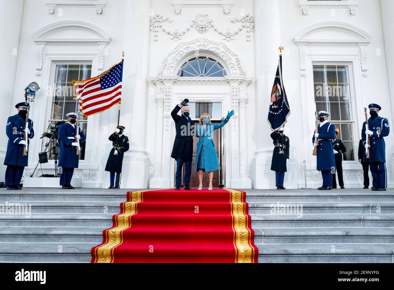 US-Präsident Joe Biden und First Lady Dr. Jill Biden winken aus dem Nordportal des Weißen Hauses nach der Parade zum Tag der Einweihung am 20. Januar 2021 in Washington, DC. Stockfoto