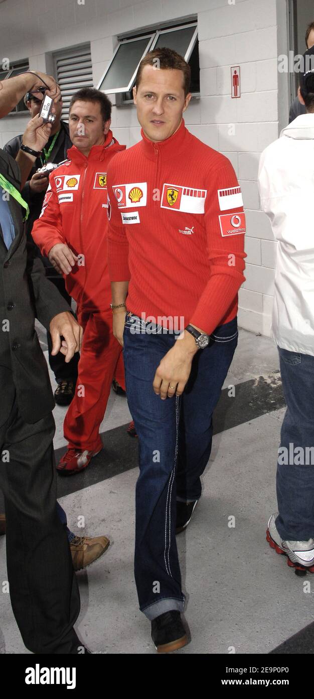 Der deutsche Formel-1-Pilot Michael Schumacher vom Ferrari F1 Team läuft am 20. Oktober 2006 im Fahrerlager auf der Rennstrecke in Interlagos bei Sao Paulo Brasilien. Der Grand Prix von Brasilien F1 findet am Sonntag, den 22. Oktober statt. Foto von Christophe Guibbaud/Cameleon/ABACAPRESS.COM Stockfoto