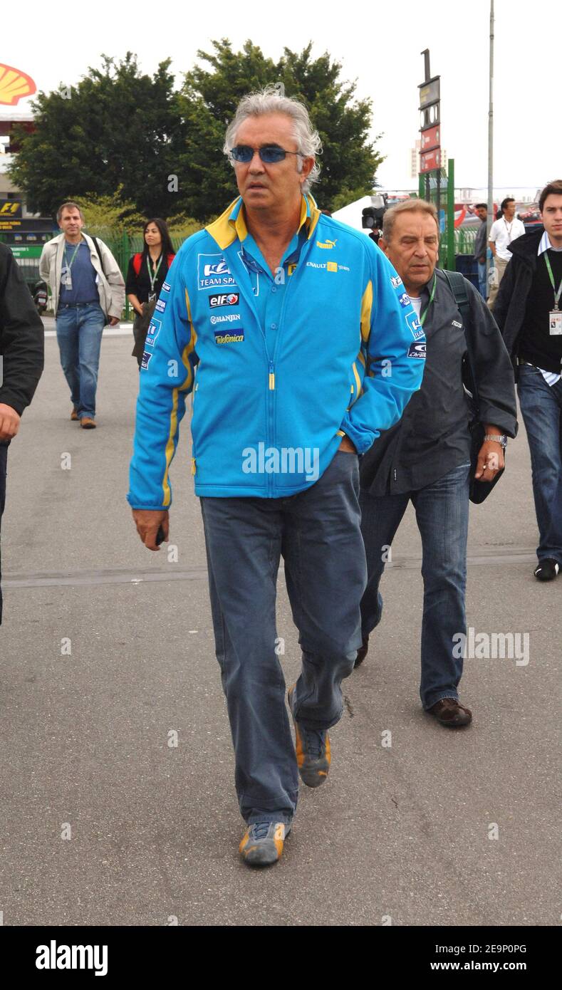 Renault F1 Teamchef, Italiener Flavio Briatore kommt am 20. Oktober 2006 im Fahrerlager auf der Rennstrecke in Interlagos bei Sao Paulo Brasilien an. Der Grand Prix von Brasilien F1 findet am Sonntag, den 22. Oktober statt. Foto von Christophe Guibbaud/Cameleon/ABACAPRESS.COM Stockfoto