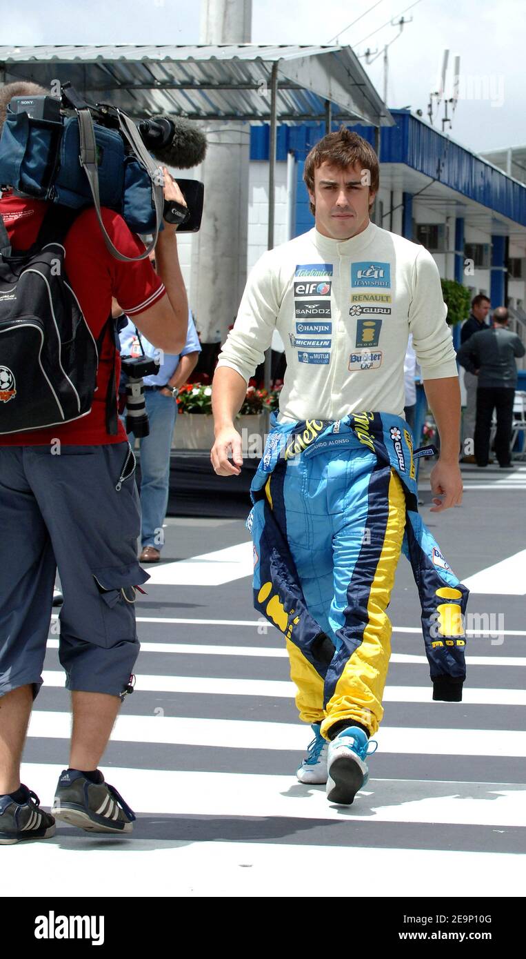 Spaniens Formel-1-Weltmeister Fernando Alonso kommt am 21. Oktober 2006 auf der Rennstrecke in Interlagos bei Sao Paulo Brasilien an. Der Grand Prix von Brasilien F1 findet am Sonntag, den 22. Oktober statt. Foto von Christophe Guibbaud/Cameleon/ABACAPRESS.COM Stockfoto