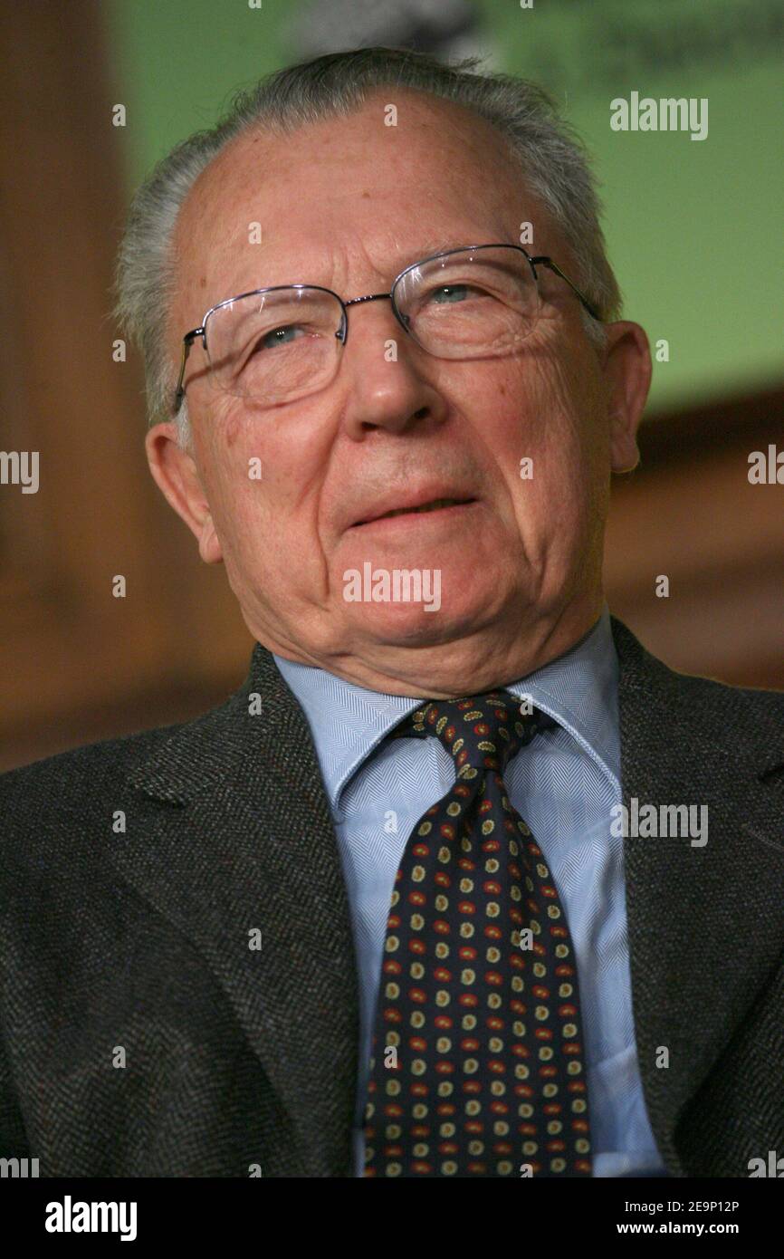 Jacques Delors nimmt am 15th. Oktober 22 2006 an der Sorbonne-Universität in Paris, Frankreich, Teil, an der das Treffen "Cite de la Reussite" zum Thema "Politik, Wirtschaft und Gesellschaft: Wofür sind wir verantwortlich?" stattfand. Foto von Mehdi Taamallah/ABACAPRESS.COM Stockfoto
