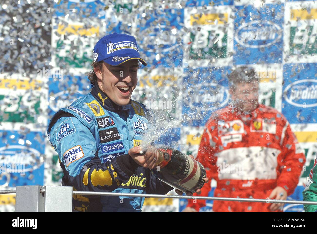 Spaniens Formel-1-Weltmeister Fernando Alonso feiert am 22. Oktober 2006 seinen Sieg in der Weltmeisterschaft in Interlagos bei Sao Paulo Brasilien. Foto von Christophe Guibbaud/Cameleon/ABACAPRESS.COM Stockfoto