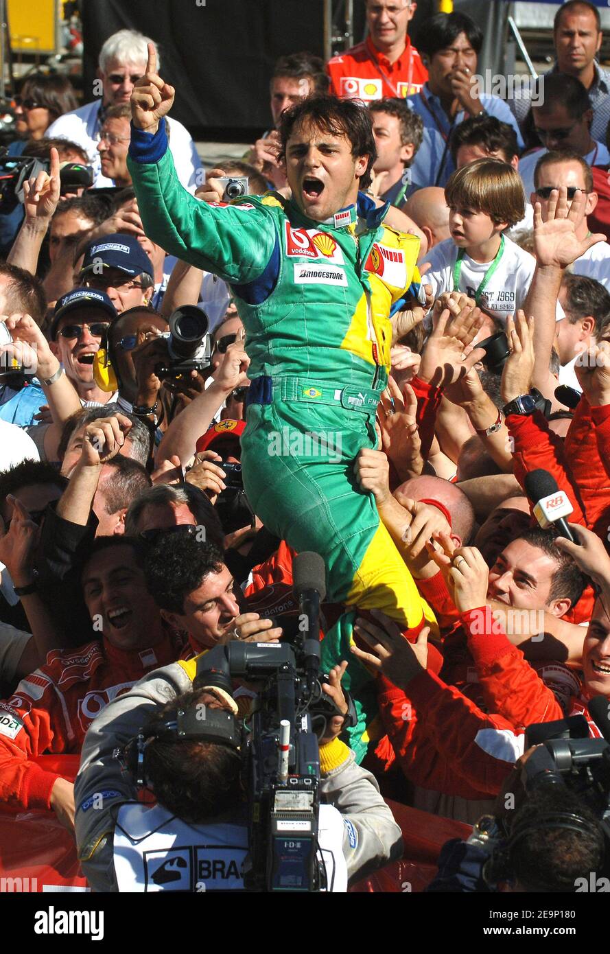 Brasilianischer Formel-1-Pilot Felipe Massa feiert seinen Sieg am Ende des brasilianischen Grand Prix, in Interlagos bei Sao Paulo Brasilien am 22. Oktober 2006. Foto von Christophe Guibbaud/Cameleon/ABACAPRESS.COM Stockfoto