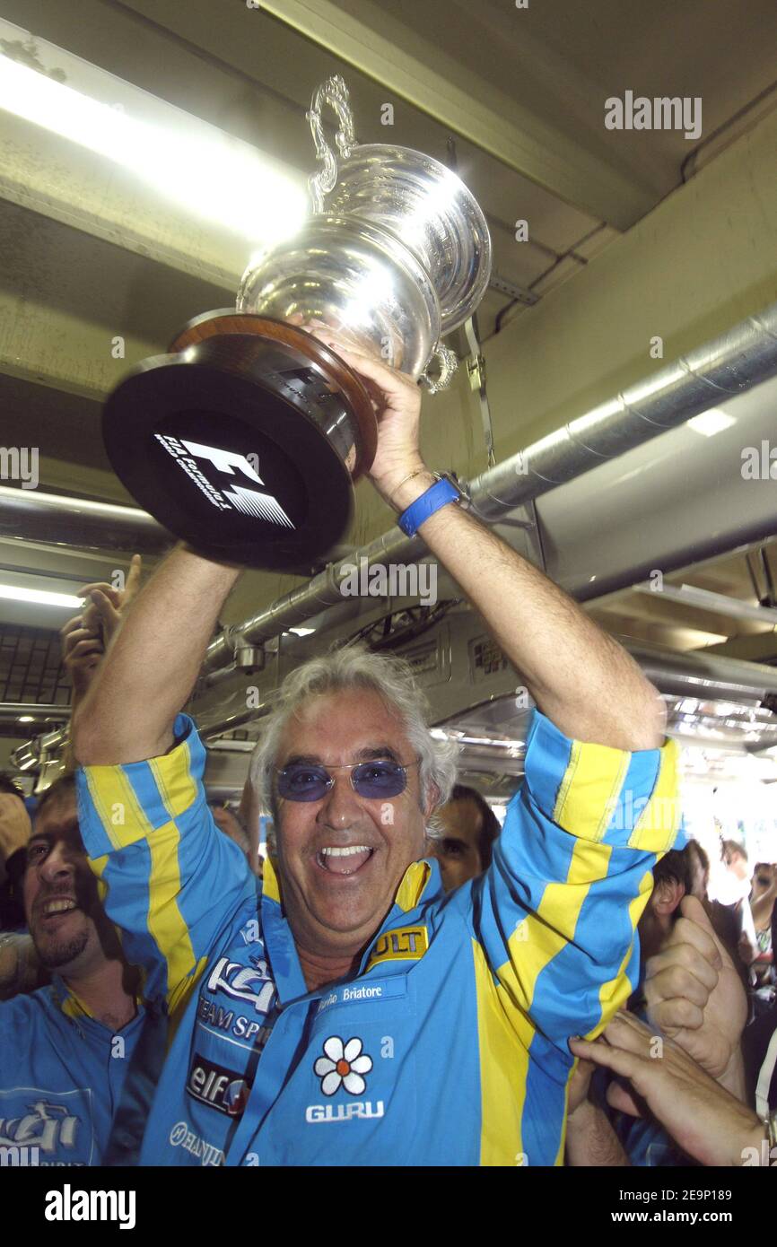 Renault F1 Teamchef, Italiener Flavio Briatore feiert in den Tribünen den Renault Team Sieg am Ende des Rennens des Brasilianischen Grand Prix, in Interlagos bei Sao Paulo Brasilien am 22. Oktober 2006. Foto von Christophe Guibbaud/Cameleon/ABACAPRESS.COM Stockfoto