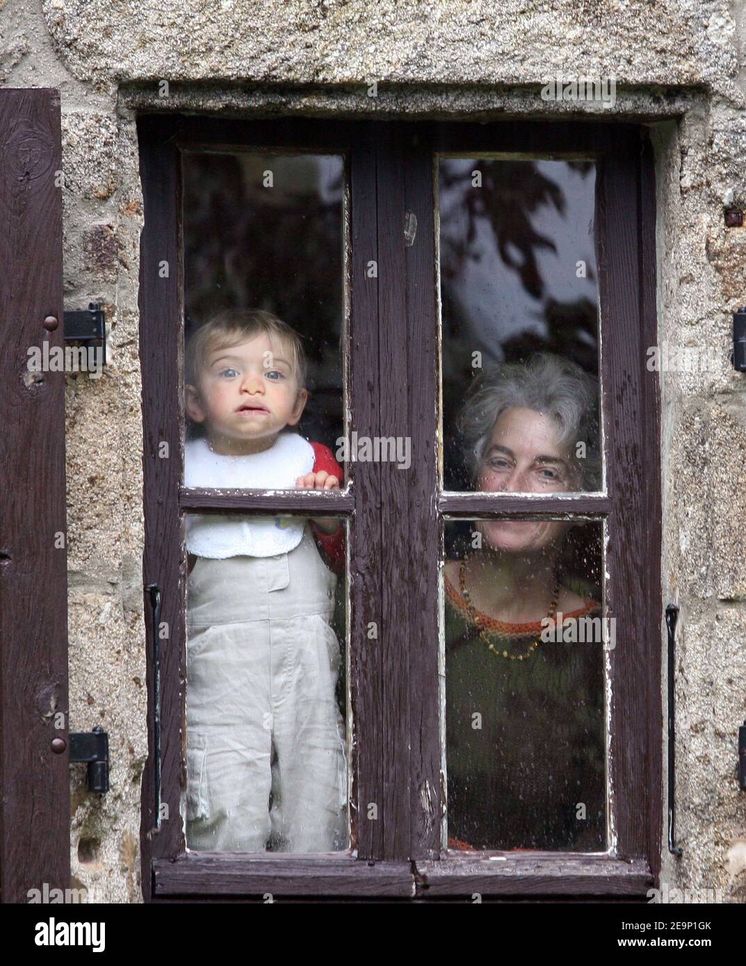 Josephine Gettliffe , Nathalies Gefährtin schaut am 23. oktober 2006 mit ihrem 15 Monate daurenden Enkel Jean Philippe in ihrem Haus in Satillieu, Frankreich, durch das Fenster. Nathalie Gettliffe, die im vergangenen September 26 geboren wurde, soll bis zum 17. Juli 2007 in Vancouver, Kanada, inhaftiert bleiben. Foto von Vincent Dargent/ABACAPRESS.COM Stockfoto