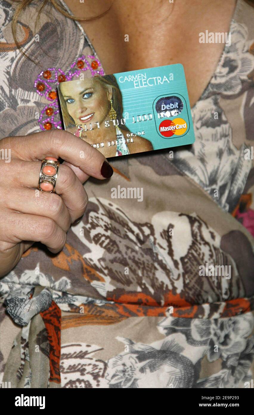 Carmen Electra veranstaltet am 25. Oktober 2006 eine Launch Party, um die Carmen Electra Prepaid MasterCard und die Carmen Electra Gift MasterCard, Red Pearl Kitchen, Los Angeles, CA, USA, bekannt zu geben. Foto von Baxter/ABACAPRESS.COM Stockfoto