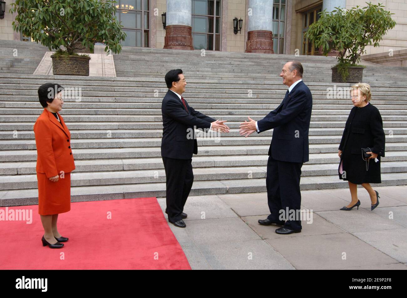Präsident Jacques Chirac wird vom chinesischen Präsidenten Hu Jintao begrüßt, während ihre Frauen Liu Yongqing (l.) und Bernadette Chirac (r.) am 26. Oktober 2006 bei einem offiziellen Empfang auf dem Platz Tien an Men in Peking, China, zuschauen. Foto von Bernard Bisson/ABACAPRESS.COM Stockfoto