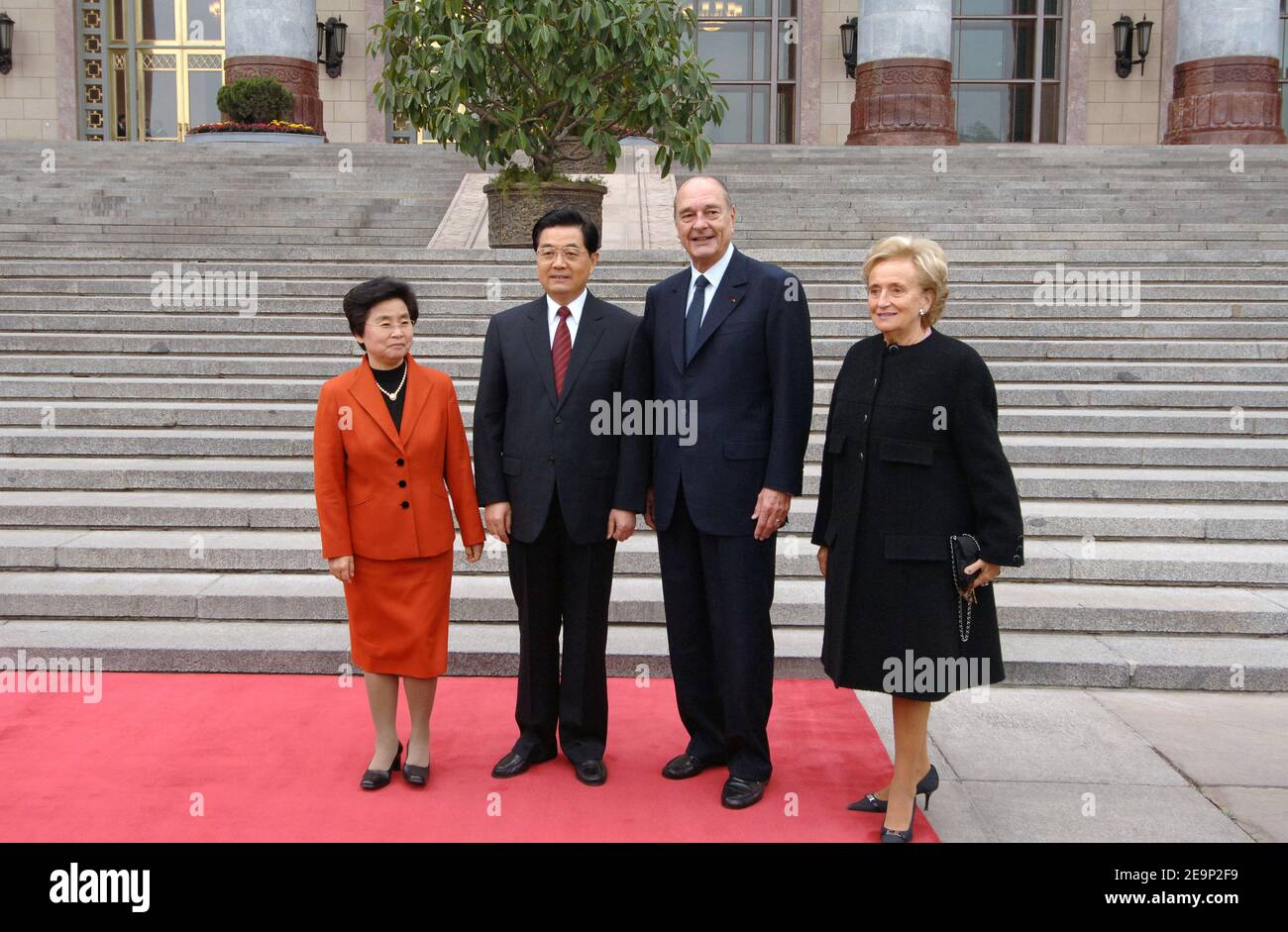 Präsident Jacques Chirac und seine Frau Bernadette posieren mit dem chinesischen Präsidenten Hu Jintao und seiner Frau Liu Yongqing während eines offiziellen Empfangs auf dem Platz Tien an Men in Peking, China, am 26. Oktober 2006. Foto von Bernard Bisson/ABACAPRESS.COM Stockfoto