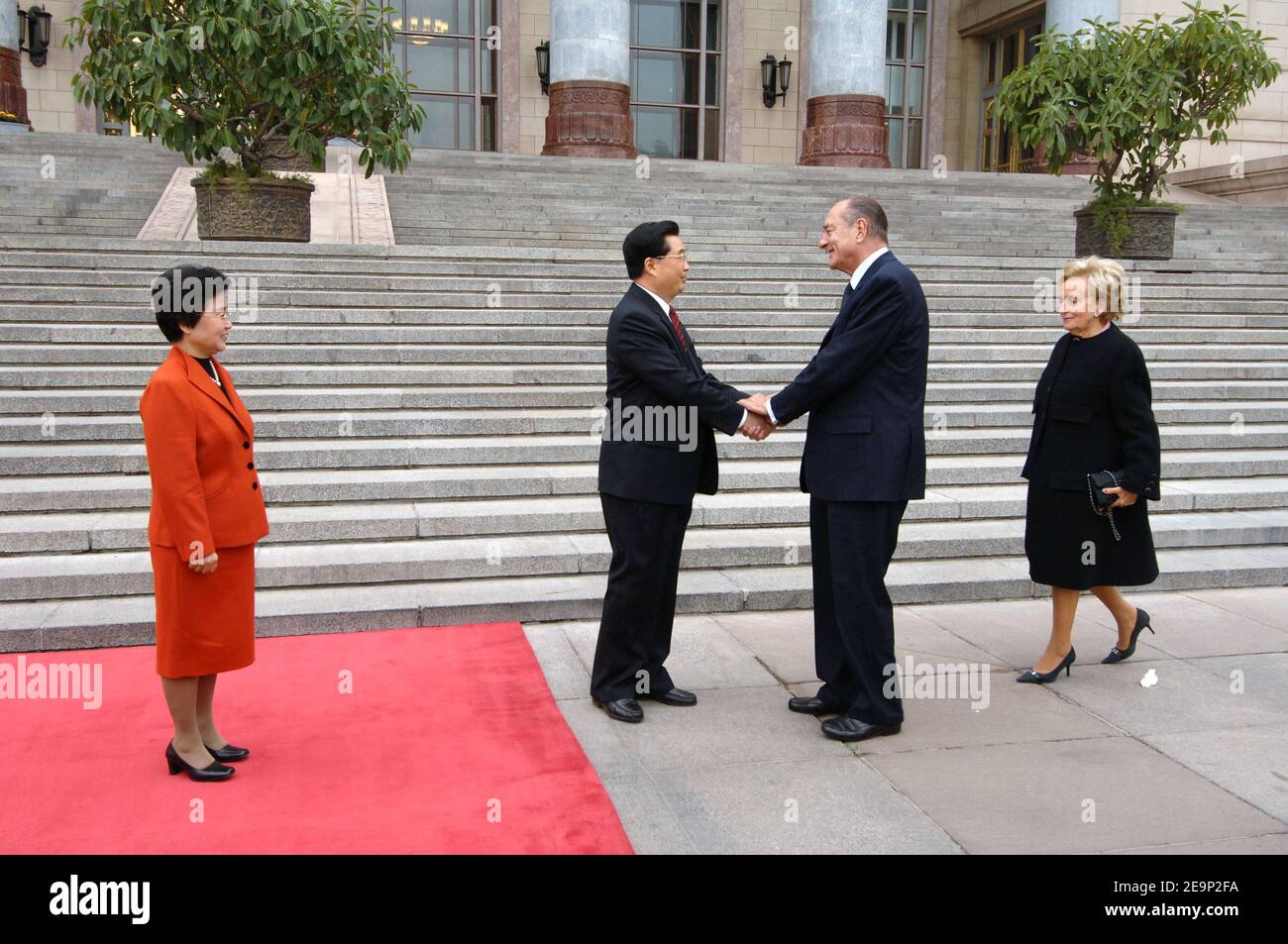 Präsident Jacques Chirac wird vom chinesischen Präsidenten Hu Jintao begrüßt, während ihre Frauen Liu Yongqing (l.) und Bernadette Chirac (r.) am 26. Oktober 2006 bei einem offiziellen Empfang auf dem Platz Tien an Men in Peking, China, zuschauen. Foto von Bernard Bisson/ABACAPRESS.COM Stockfoto