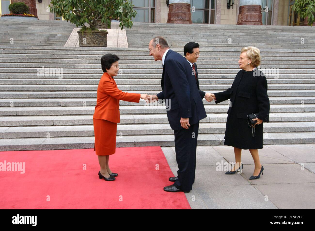 Präsident Jacques Chirac und seine Frau Bernadette werden vom chinesischen Präsidenten Hu Jintao und seiner Frau Liu Yongqing am 26. Oktober 2006 bei einem offiziellen Empfang auf dem Platz Tien an Men in Peking, China, begrüßt. Foto von Bernard Bisson/ABACAPRESS.COM Stockfoto