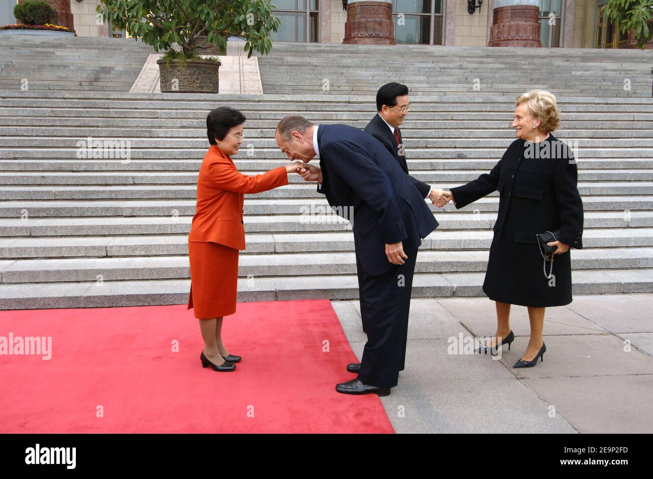 Präsident Jacques Chirac und seine Frau Bernadette werden vom chinesischen Präsidenten Hu Jintao und seiner Frau Liu Yongqing am 26. Oktober 2006 bei einem offiziellen Empfang auf dem Platz Tien an Men in Peking, China, begrüßt. Foto von Bernard Bisson/ABACAPRESS.COM Stockfoto