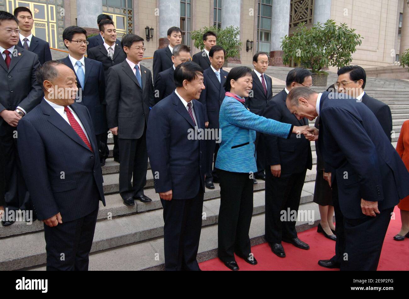 Präsident Jacques Chirac wird den chinesischen Beamten am 26. Oktober 2006 von Präsident Hu Jintao bei einem offiziellen Empfang auf dem Platz Tien an Men in Peking, China, vorgestellt. Foto von Bernard Bisson/ABACAPRESS.COM Stockfoto