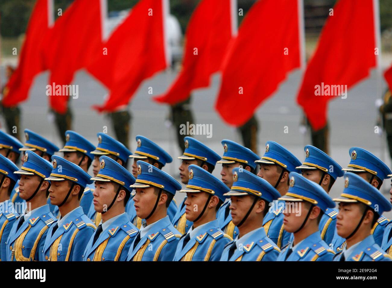 Chinesische Soldaten und Fahnenhalter werden von Präsident Jacques Chirac und seinem Amtskollegen Präsident Hu Jintao während der offiziellen Empfangszeremonie auf dem Platz Tien an Men in Peking, China, am 26. Oktober 2006 wiederbelebt. Foto von Bernard Bisson/ABACAPRESS.COM Stockfoto
