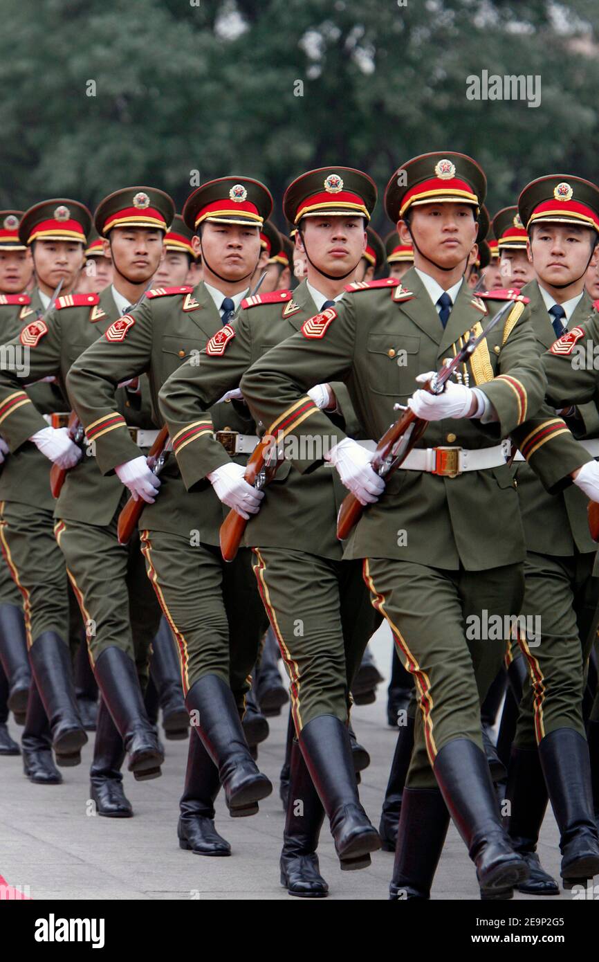 Chinesische Soldaten und Fahnenhalter werden von Präsident Jacques Chirac und seinem Amtskollegen Präsident Hu Jintao während der offiziellen Empfangszeremonie auf dem Platz Tien an Men in Peking, China, am 26. Oktober 2006 wiederbelebt. Foto von Bernard Bisson/ABACAPRESS.COM Stockfoto