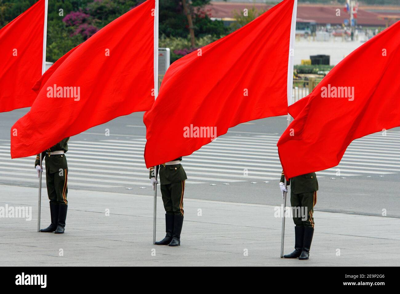 Chinesische Soldaten und Fahnenhalter werden von Präsident Jacques Chirac und seinem Amtskollegen Präsident Hu Jintao während der offiziellen Empfangszeremonie auf dem Platz Tien an Men in Peking, China, am 26. Oktober 2006 wiederbelebt. Foto von Bernard Bisson/ABACAPRESS.COM Stockfoto