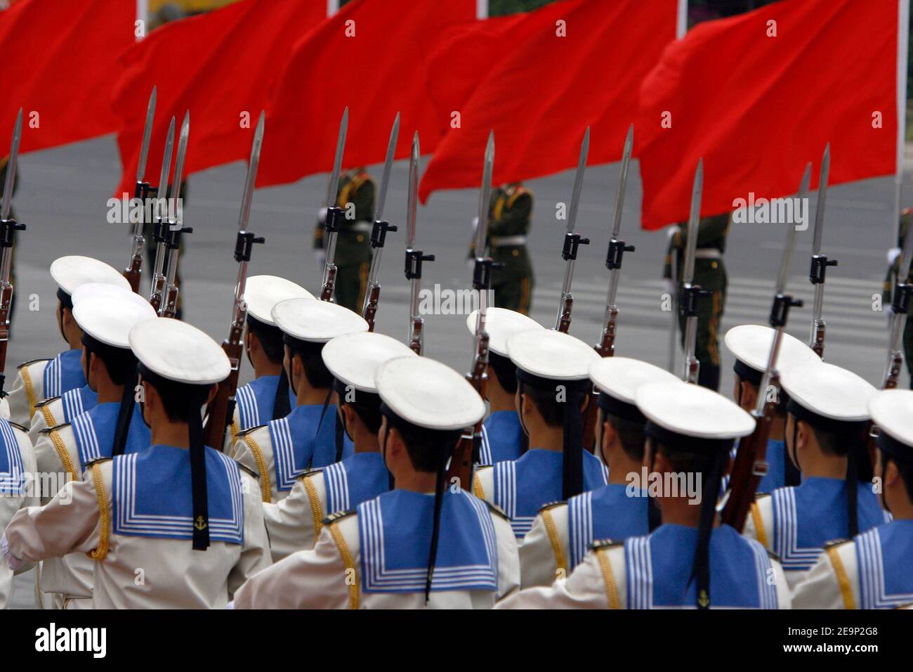 Chinesische Soldaten und Fahnenhalter werden von Präsident Jacques Chirac und seinem Amtskollegen Präsident Hu Jintao während der offiziellen Empfangszeremonie auf dem Platz Tien an Men in Peking, China, am 26. Oktober 2006 wiederbelebt. Foto von Bernard Bisson/ABACAPRESS.COM Stockfoto