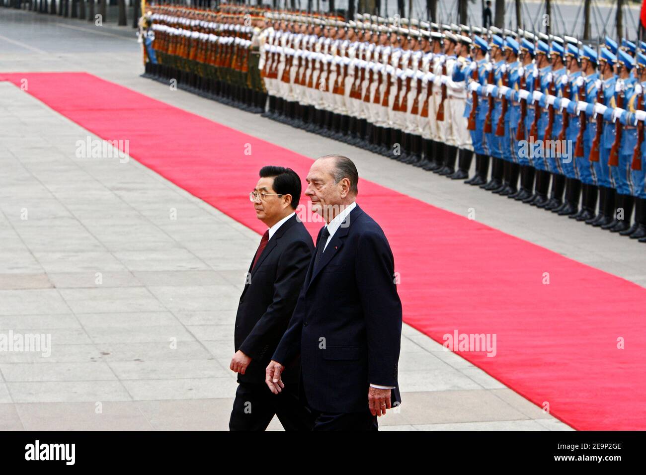 Präsident Jacques Chirac und sein Amtskollege Präsident Hu Jintao gehen am 26. Oktober 2006 bei der offiziellen Empfangszeremonie auf dem Tien an Men-Platz in Peking, China, vor die chinesischen Soldaten. Foto von Bernard Bisson/ABACAPRESS.COM Stockfoto