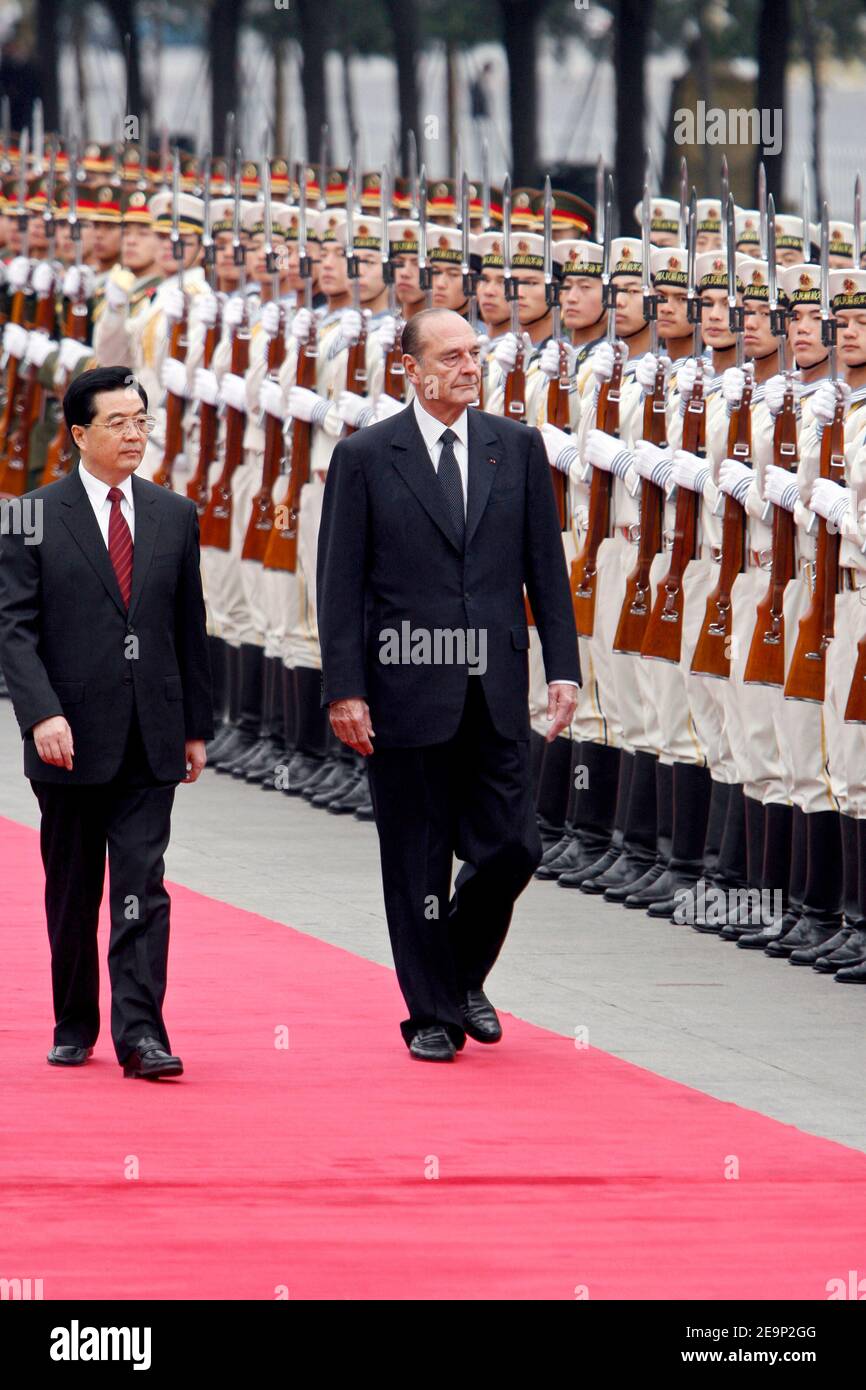 Präsident Jacques Chirac und sein Amtskollege Präsident Hu Jintao gehen am 26. Oktober 2006 bei der offiziellen Empfangszeremonie auf dem Tien an Men-Platz in Peking, China, vor die chinesischen Soldaten. Foto von Bernard Bisson/ABACAPRESS.COM Stockfoto