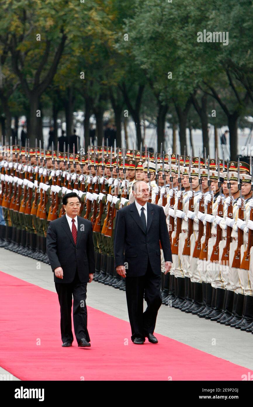 Präsident Jacques Chirac und sein Amtskollege Präsident Hu Jintao gehen am 26. Oktober 2006 bei der offiziellen Empfangszeremonie auf dem Tien an Men-Platz in Peking, China, vor die chinesischen Soldaten. Foto von Bernard Bisson/ABACAPRESS.COM Stockfoto