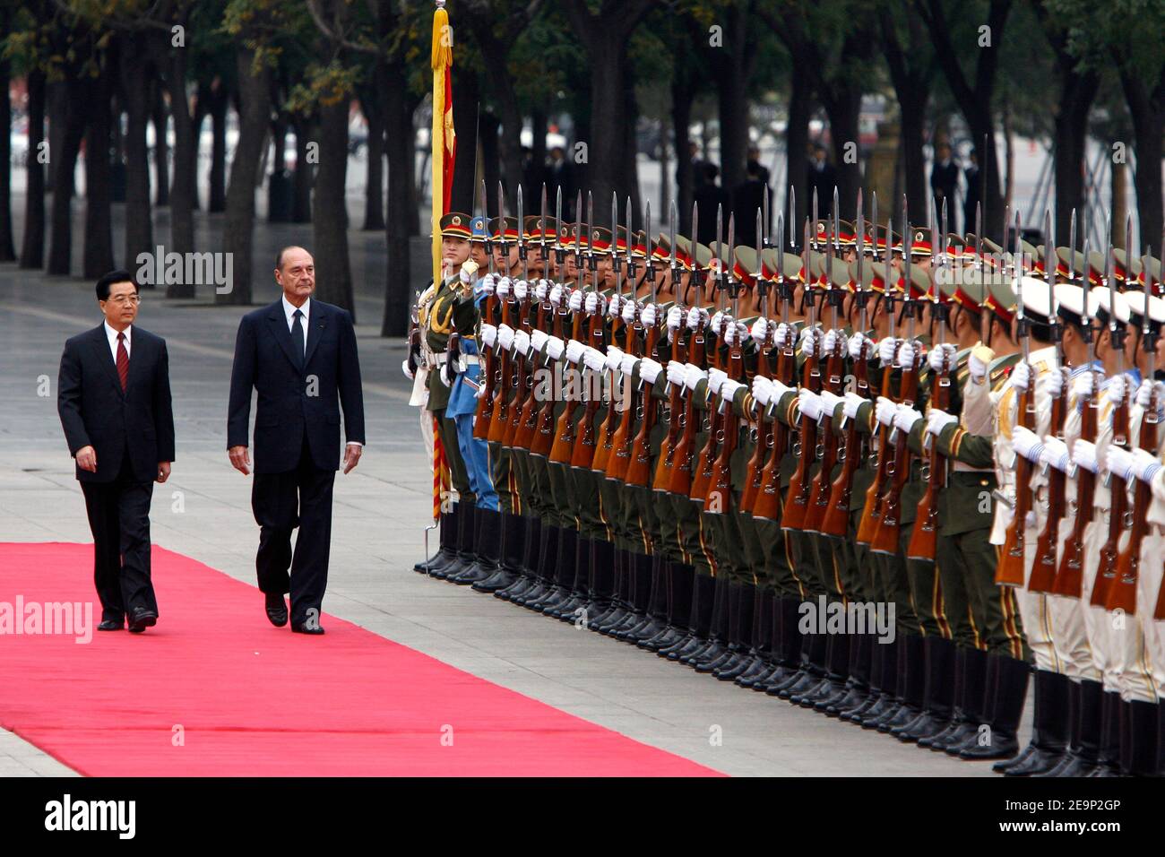 Präsident Jacques Chirac und sein Amtskollege Präsident Hu Jintao gehen am 26. Oktober 2006 bei der offiziellen Empfangszeremonie auf dem Tien an Men-Platz in Peking, China, vor die chinesischen Soldaten. Foto von Bernard Bisson/ABACAPRESS.COM Stockfoto