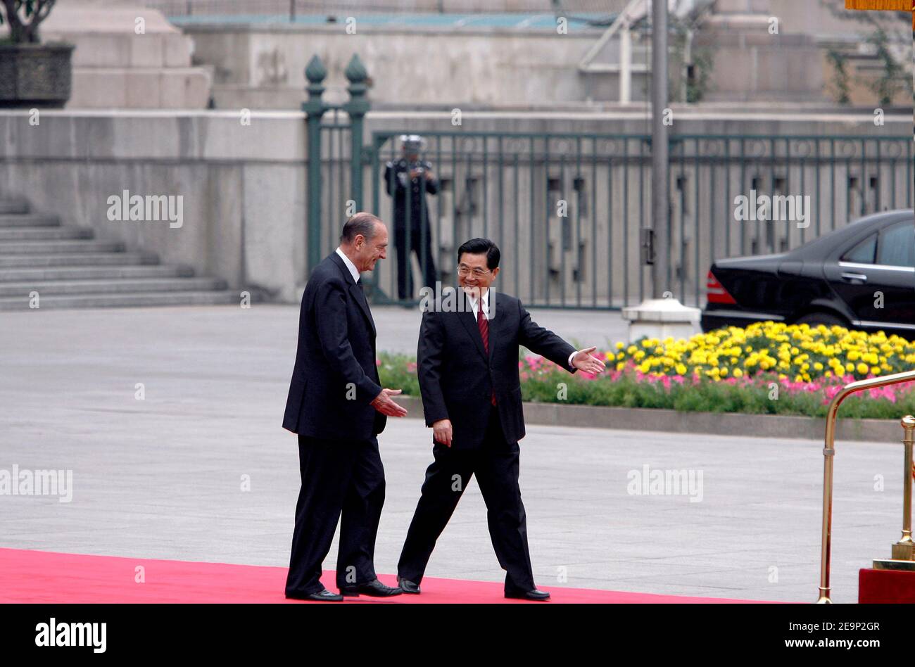 Präsident Jacques Chirac und sein Amtskollege Präsident Hu Jintao gehen am 26. Oktober 2006 bei der offiziellen Empfangszeremonie auf dem Tien an Men-Platz in Peking, China, vor die chinesischen Soldaten. Foto von Bernard Bisson/ABACAPRESS.COM Stockfoto
