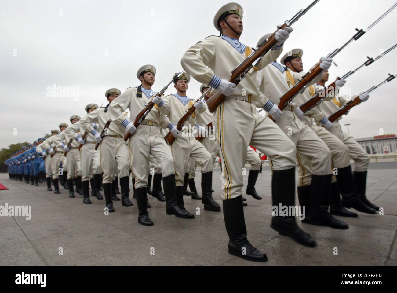 Chinesische Soldaten und Fahnenhalter werden von Präsident Jacques Chirac und seinem Amtskollegen Präsident Hu Jintao während der offiziellen Empfangszeremonie auf dem Platz Tien an Men in Peking, China, am 26. Oktober 2006 wiederbelebt. Foto von Bernard Bisson/ABACAPRESS.COM Stockfoto