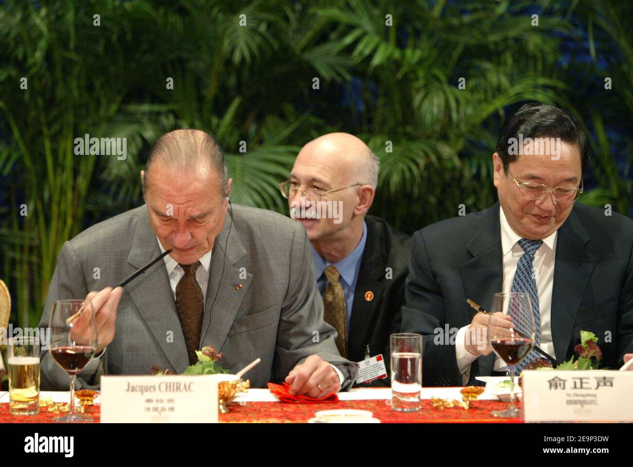 Der französische Präsident Jacques Chirac besucht ein offizielles Diner mit chinesischen Managern der Provinz Wuhan und Herrn Yu Zhengsheng, dem Sekretär der kommunistischen Partei für die Region Hubei. Wuhan, China am 27. Oktober 2006. Foto von Bernard Bisson/ABACAPRESS.COM Stockfoto