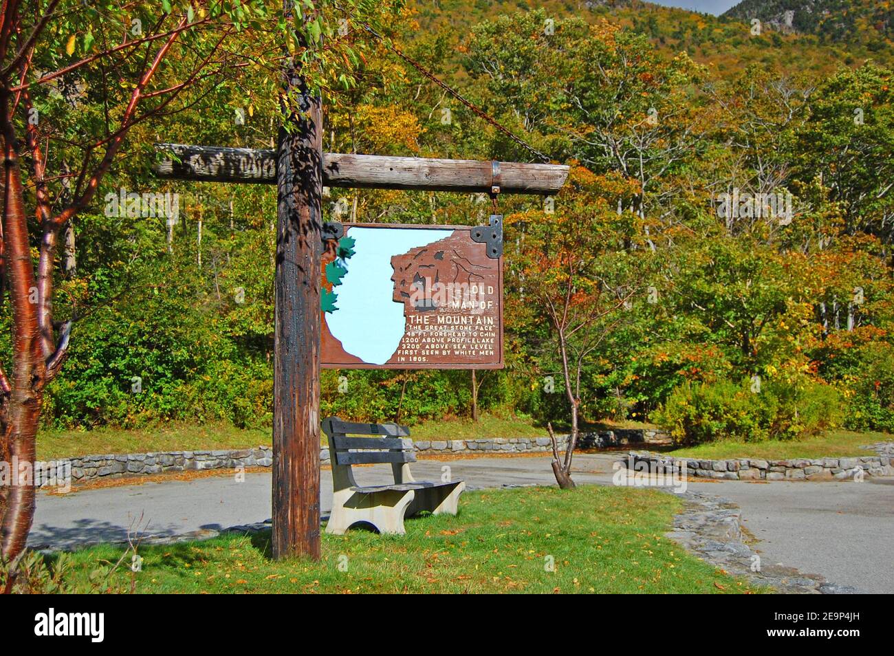 Franconia Notch mit Herbstlaub und Old man of the Mountain Zeichen im Franconia Notch State Park im White Mountain National Forest, in der Nähe von Lincoln, New Stockfoto