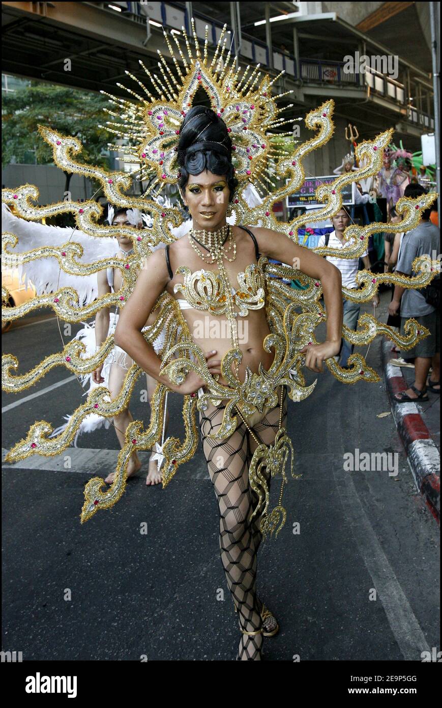 Mitten im Ortsverkehr trafen am 5. November 2006 einige hundert Demonstranten auf die Straßen des Silom-Gebiets für den Gay Pride in Bangkok, Thailand. Foto von Patrick Durand/ABACAPRESS.COM Stockfoto