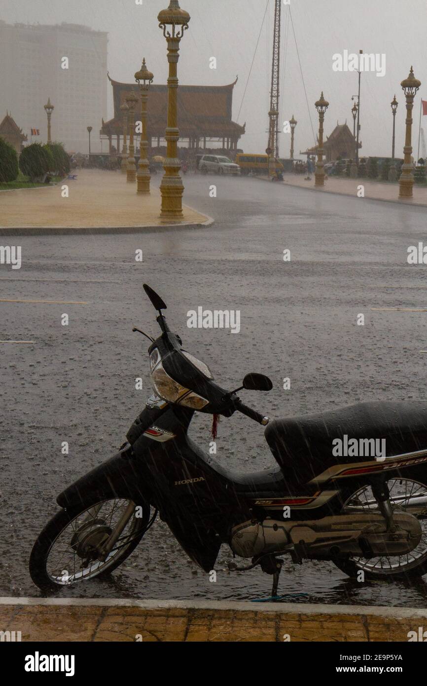 Phnom Penh, Kambodscha - 19. Juni 2016: Monsunregen Phnom Penh einweichen. Stockfoto