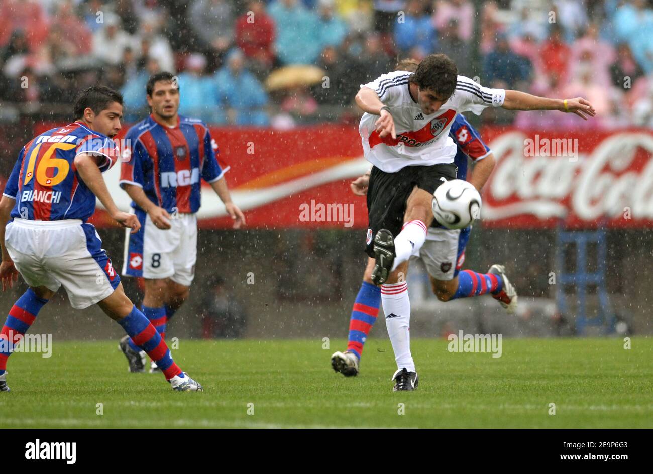 River Plate's Franco-Argentinier Gonzalo Higuain beim Fußballspiel River Plate gegen San Lorenzo im River Stadium in Buenos Aires, Argentinien 2006. River Plate gewann 5-0. Foto von Bertrand Mahe/Cameleon/ABACAPRESS.COM Stockfoto