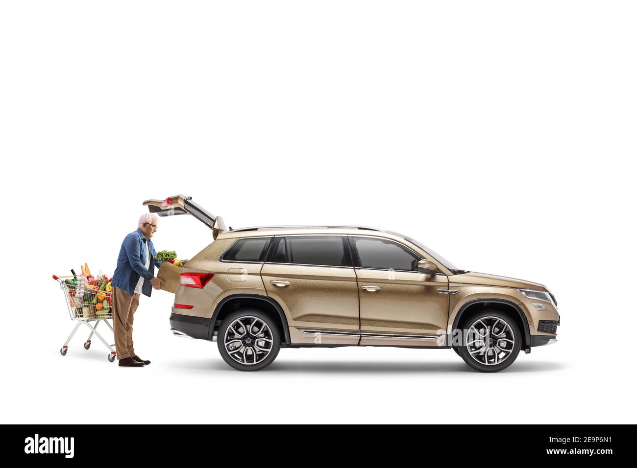 Reifer Mann mit einem Einkaufswagen Laden Lebensmittel in der Kofferraum eines SUV isoliert auf weißem Hintergrund Stockfoto