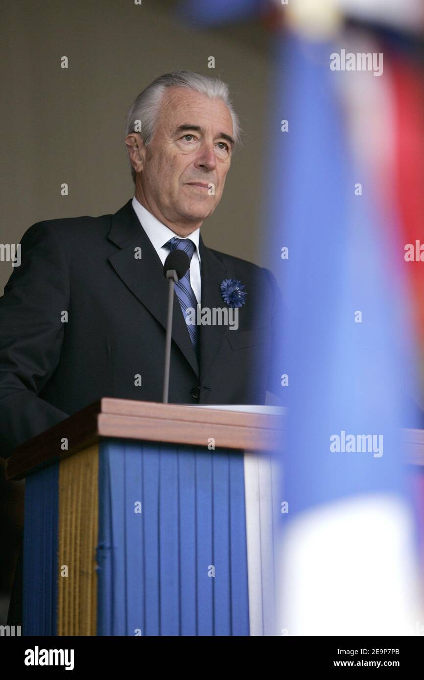 Gilles de Robien, französischer Minister für nationale Bildung, Hochschulbildung und Forschung, feiert Veteranen des 1. Weltkriegs bei einer Feier am 11. November 2006 auf dem "Waffenstillstandsfeld" in Rethondes, Frankreich. Foto von Edouard Bernaux/ABACAPRESS.COM Stockfoto