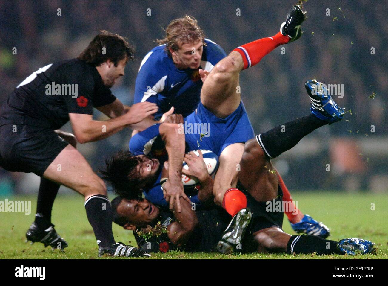 Joe Rokokoko von Neuseeland und Christophe Dominici von Frankreich beim Rugby-Testspiel, Frankreich gegen Neuseeland am 11. November 2006 im Gerland-Stadion in Lyon, Frankreich. Neuseeland gewann 47-3. Foto von Nicolas Gouhier/Cameleon/ABACAPRESS.COM Stockfoto