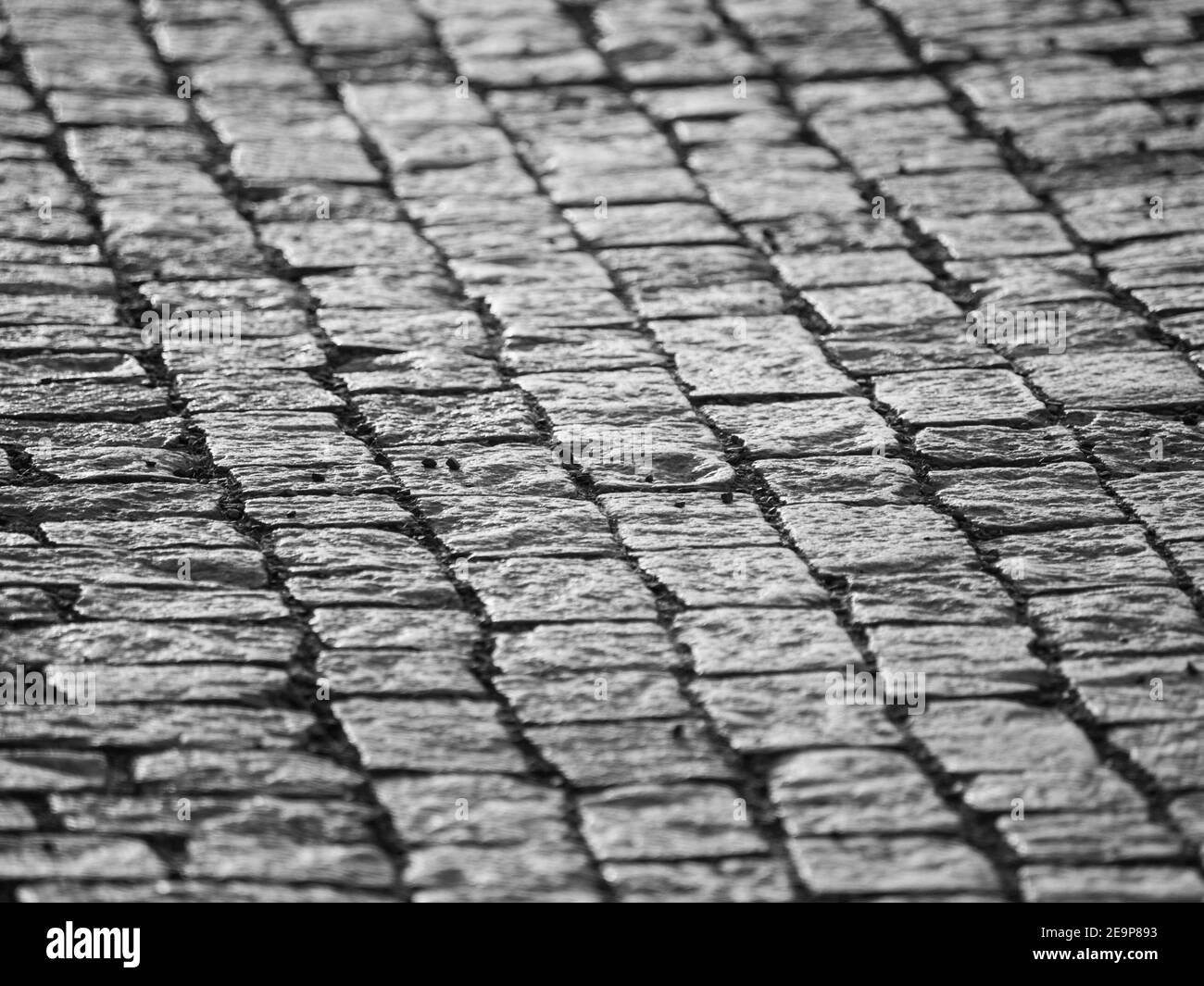 Pflastersteinpflaster im historischen Zentrum der Stadt, Prag, Tschechische Republik. Geringe Schärfentiefe. Schwarzweiß-Bild. Stockfoto