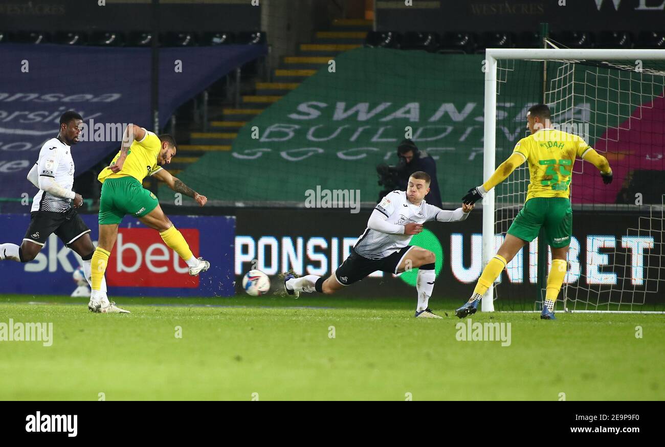 Liberty Stadium, Swansea, Glamorgan, Großbritannien. Februar 2021, 5th. English Football League Championship Football, Swansea City versus Norwich City; Jake Bidwell of Swansea City Blocks Onel Hernandez of Norwich City's SHOT Credit: Action Plus Sports/Alamy Live News Stockfoto