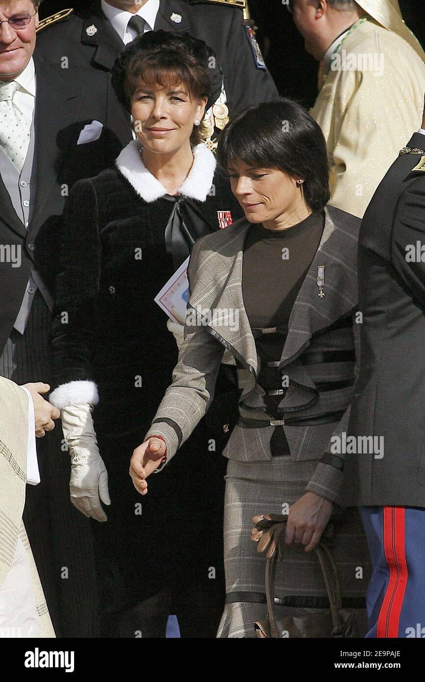 Prinzessin Caroline von Hannover und Prinzessin Stephanie von Monaco verlassen die Kathedrale von Monaco am 19. November 2006, nach der traditionellen Messe im Rahmen der Feierlichkeiten zum Nationalfeiertag. Foto von Nebinger-Orban/ABACAPRESS.COM Stockfoto