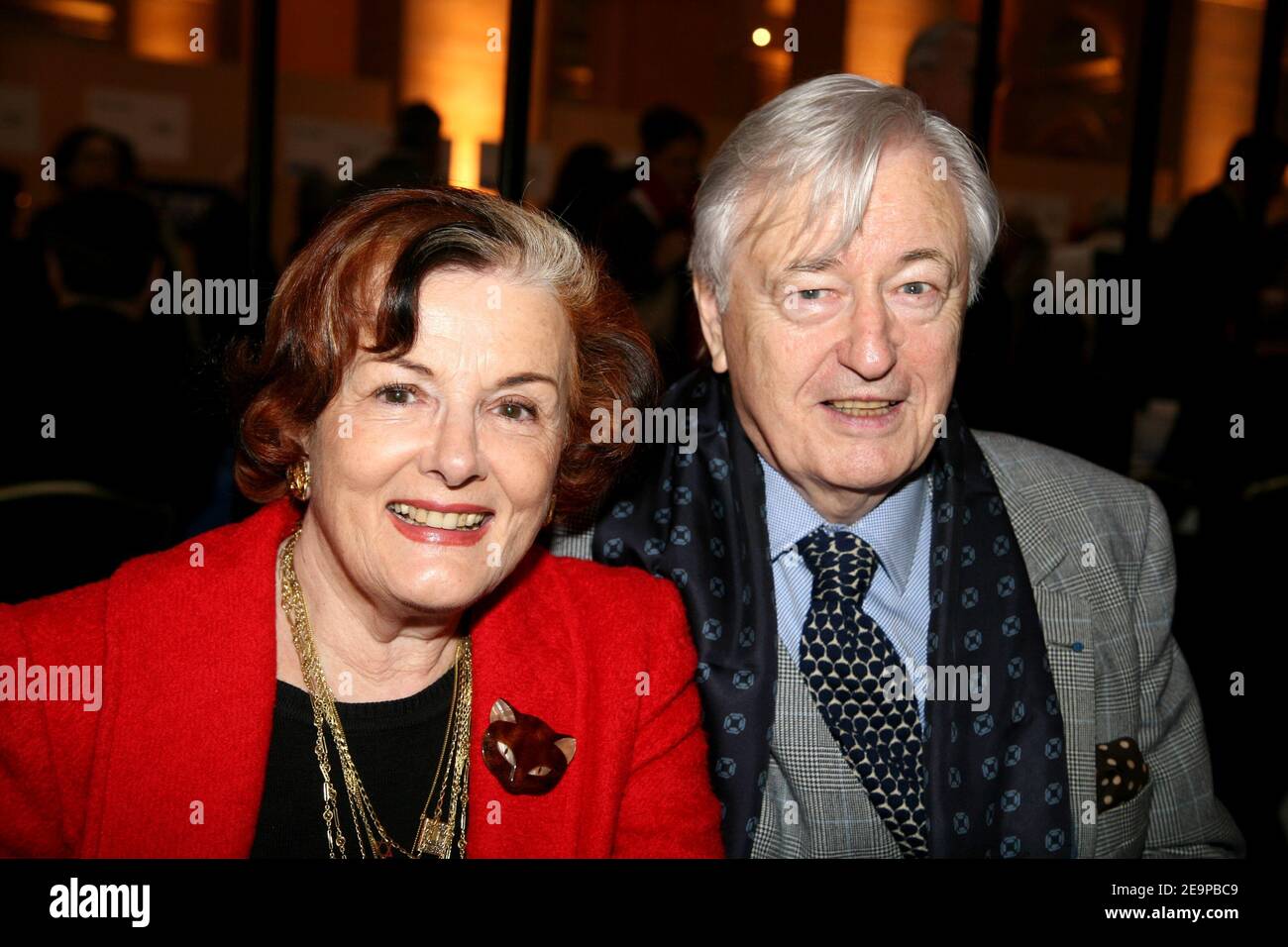 Französische Autoren Frederique Hebrard und ihr Mann der französische Schauspieler Louis Velle posieren während der Buchmesse 'La fete du livre', die vom Figaro Magazin im Palais Brongniart in Paris am 19. November 2006 organisiert wird.Foto von Denis Guignebourg/ABACAPRESS.COM Stockfoto
